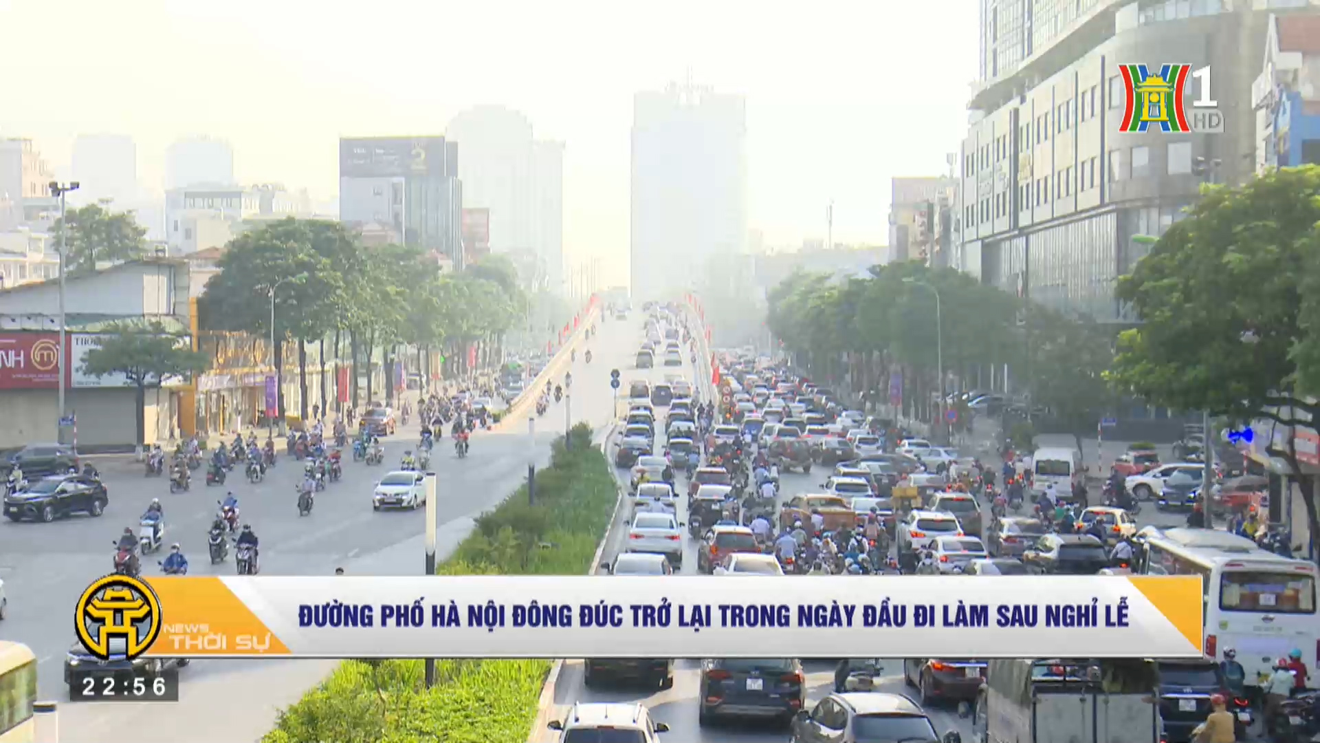 Đường phố Hà Nội đông đúc trở lại trong ngày đầu đi làm sau nghỉ lễ