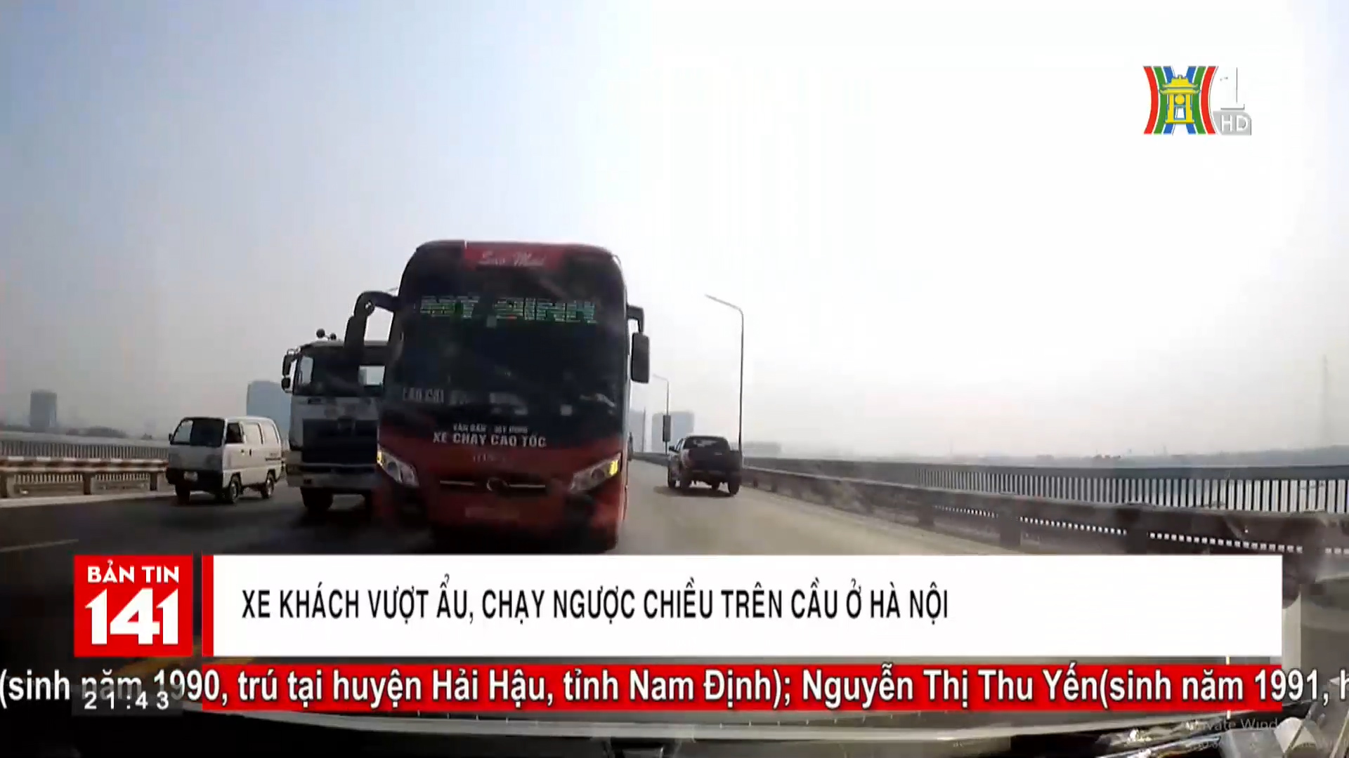 Xe khách vượt ẩu chạy ngược chiều trên cầu ở Hà Nội